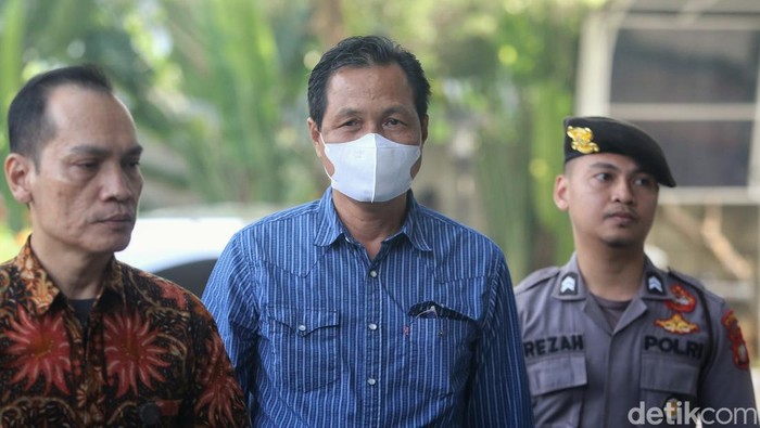 Bupati Muara Enim, Edison, tiba di Gedung Merah Putih KPK, Jakarta, Selasa (9/6/2026). Edison menjalani pemeriksaan setelah terjaring dalam operasi tangkap tangan yang dilakukan KPK di Sumatra Selatan.