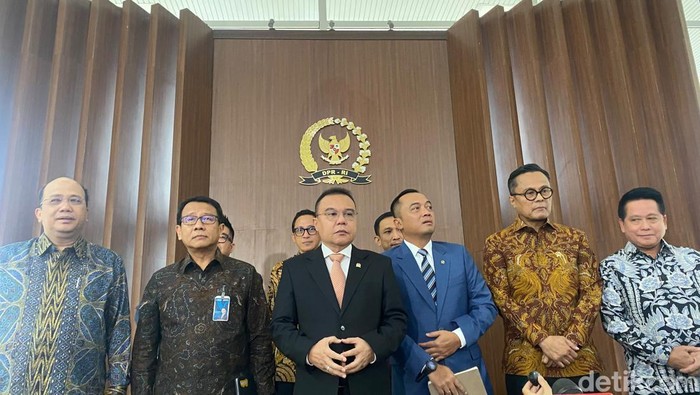 Prasetyo Hadi (jas biru) meyakinkan masyarakat bahwa ekonomi RI kuat (Dwi Rahmawati/detikcom)