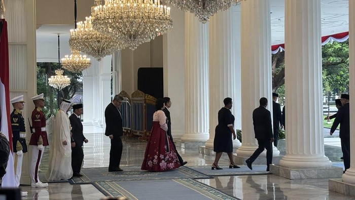 Presiden Prabowo  menerima surat kepercayaan atau Letter of Credentials dari para Duta Besar Luar Biasa dan Berkuasa Penuh (LBBP) di Istana Jakarta