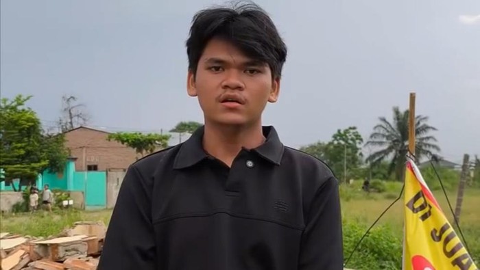 Pria bernama Hotman Tambunan mengaku ibunya ditangkap polisi karena memcabut pisang di tanah mereka. (dok. Media sosial)