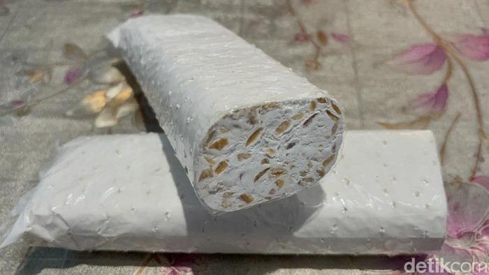 Produksi tempe di Kampung Tempe Surabaya.