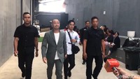 Raffi Ahmad memberikan tanggapan soal namanya yang disebut dalam sidang kasus Bea Cukai. Selesai syuting di kawasan Mampang, Jakarta Selatan, Selasa (9/6/2026), Raffi dengan santai memberikan tanggapannya. Foto: Febryantino/detikcom
