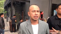 Sebelumnya, KPK mengatakan nama Raffi Ahmad muncul diduga pernah menitip barang elektronik ke pihak Blueray Cargo. Betul, ada fakta saudara RA itu menitip, kata Plt Direktur Penyidikan KPK Taufik Ahmad Husein di gedung KPK, Kuningan, Jakarta Selatan, Senin (8/6/2026) malam. KPK mengatakan temuan itu belum dikembangkan ke arah penyidikan lebih lanjut. KPK juga menyebutkan tindakan Raffi belum masuk dalam kategori penyelundupan. Foto: Febryantino/detikcom