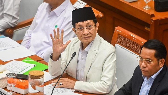 Menteri Agama Nasaruddin Umar (tengah) bersiap mengikuti rapat kerja dengan Komisi VIII DPR di Kompleks Parlemen, Senayan, Jakarta, Senin (8/6/2026). Rapat yang digelar secara tertutup tersebut membahas pengawasan kasus dugaan kekerasan seksual terha