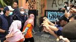 Emosional Ortu Saksikan Tersangka Daycare Little Aresha Jalani Rekonstruksi