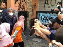 Makian Ortu Iringi Reka Ulang Pengasuh Daycare Little Aresha Ikat Bayi