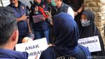Emosional Ortu Saksikan Tersangka Daycare Little Aresha Jalani Rekonstruksi