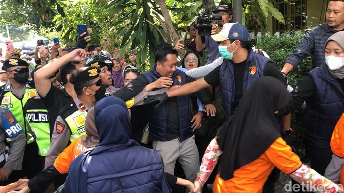 Ortu mencacimaki 13 tersangka Daycare Little Aresha Jogja saat menjalani rekonstruksi, Selasa (9/6/2026).