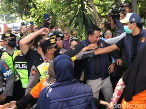 Ortu Caci Maki Tersangka Kekerasan Daycare Little Aresha Saat Rekonstruksi