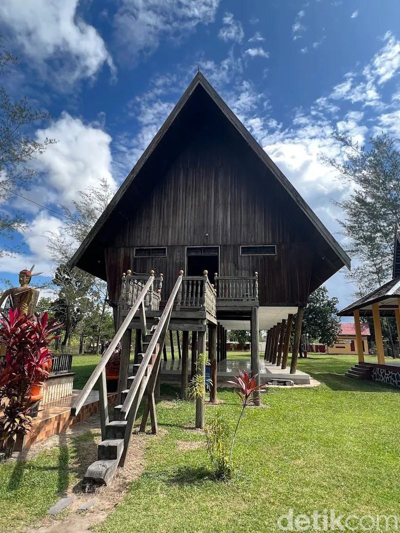 Rumah Betang di Kotawaringin Barat Rumah Betang Jaga Napas Budaya Dayak di Kotawaringin Barat