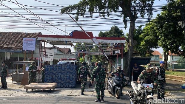 Rumah di Gang Kancil, Lenteng Agung, digusur petugas gabungan (Devi Puspitasari/detikcom)