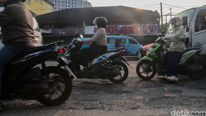 Kondisi Jalan Dewi Sartika di kawasan Ciputat, Tangerang Selatan, kembali dikeluhkan para pengguna jalan. Kerusakan yang terjadi di sejumlah titik ruas jalan tersebut dinilai mengganggu kenyamanan berkendara dan kerap memicu kemacetan, terutama pada 