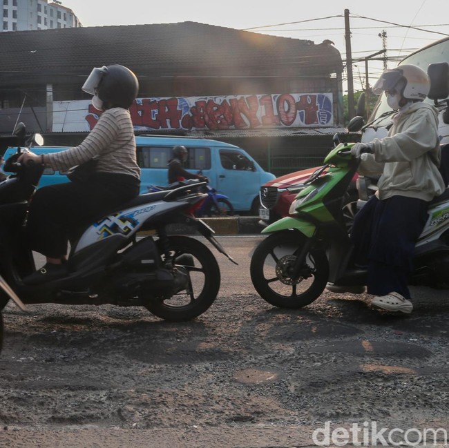 Rusak Tak Kunjung Diperbaiki, Jalan Dewi Sartika Bikin Pengendara Sengsara