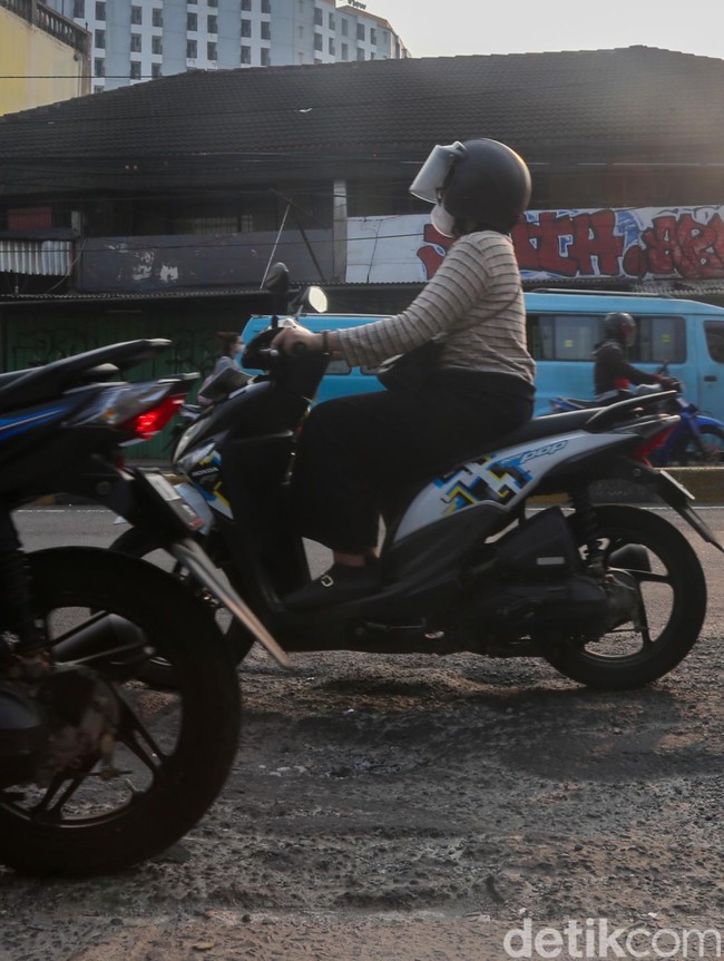 Rusak Tak Kunjung Diperbaiki, Jalan Dewi Sartika Bikin Pengendara Sengsara