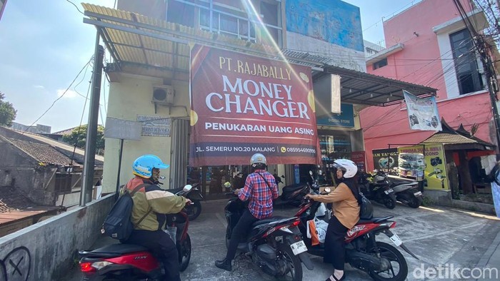 Salah satu money changer di Kota Malang.