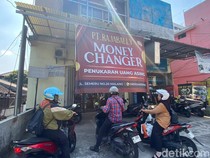 Dolar AS Tembus Rp18 Ribu, Lapak Money Changer Cenderung Sepi