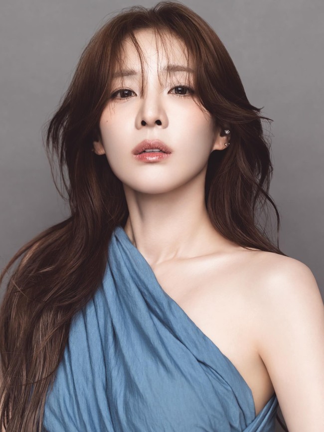Kabar terbaru Sandara Park sontak disambut antusias penggemar khususnya asal Filipina. Ia memiliki basis penggemar yang kuat karena sudah mengawali kariernya di sana sejak usia belia, sebelum bersama 2NE1. Foto: dok. Instagram @aradnas_official