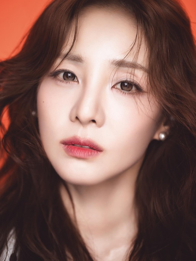 Tak lagi bernaung di bawah agensi yang membesarkan namanya, YG Entertainment. Aradnas menjadi langkah besar Sandara Park yang aktif di industri KPop sejak 2009. Foto: dok. Instagram @aradnas_official