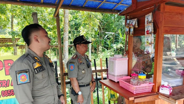 Patroli Satpol-PP Pemkab Klaten di Rawa Jombor Klaten.