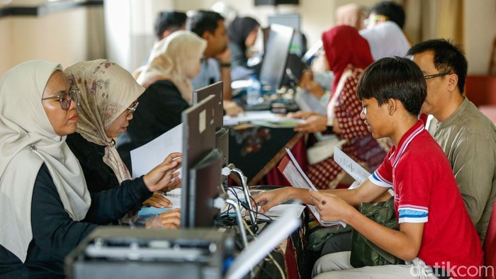 Siswa mengisi dokumen pelengkap penerimaan peserta didik di SMAN 1 Bekasi, Jawa Barat, Selasa (9/6/2026). Proses ini berlangsung di tengah tingginya persaingan masuk Sekolah Maung dan sekolah negeri favorit.