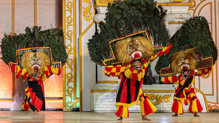 Sejumlah pelajar SMP Negeri 2 Ponorogo menampilkan tarian Reog Ponorogo saat mengikuti Festival Reog Remaja di Alun-alun Ponorogo, Jawa Timur, Senin (8/6/2026). Pemerintah daerah setempat menggelar agenda yang diikuti sedikitnya 24 grup reog remaja dengan pemain terdiri dari siswa-siswi SMP sebagai sarana pembinaan sekaligus upaya melestarikan kesenian Reog Ponorogo kepada generasi muda. ANTARA FOTO/Muhammad Mada/wsj.