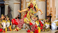 Pelajar SMP Negeri 2 Ponorogo menampilkan tarian Reog Ponorogo dalam Festival Reog Remaja di Alun-alun Ponorogo, Jawa Timur. Kegiatan tersebut menjadi wadah pembinaan seni tradisi bagi generasi muda. ANTARA FOTO/Muhammad Mada