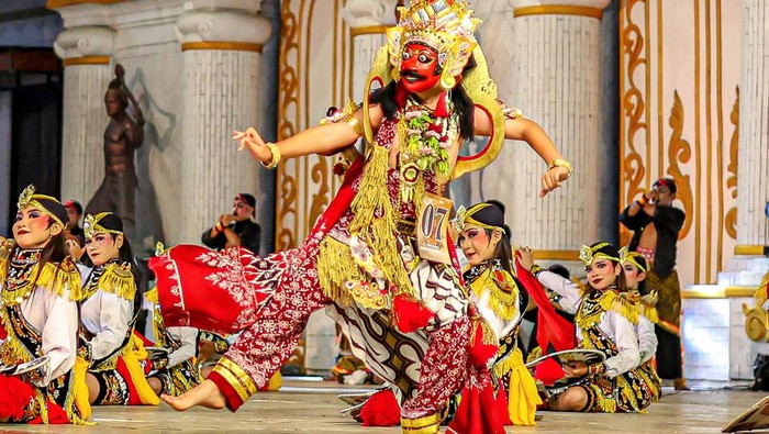 Sejumlah pelajar SMP Negeri 2 Ponorogo menampilkan tarian Reog Ponorogo saat mengikuti Festival Reog Remaja di Alun-alun Ponorogo, Jawa Timur, Senin (8/6/2026). Pemerintah daerah setempat menggelar agenda yang diikuti sedikitnya 24 grup reog remaja dengan pemain terdiri dari siswa-siswi SMP sebagai sarana pembinaan sekaligus upaya melestarikan kesenian Reog Ponorogo kepada generasi muda. ANTARA FOTO/Muhammad Mada/wsj.