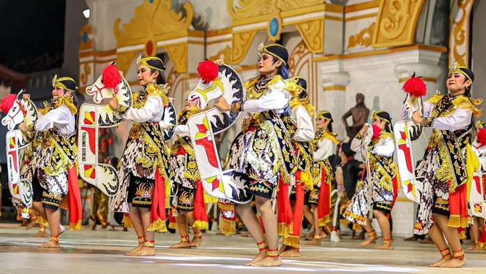Sejumlah pelajar SMP Negeri 2 Ponorogo menampilkan tarian Reog Ponorogo saat mengikuti Festival Reog Remaja di Alun-alun Ponorogo, Jawa Timur, Senin (8/6/2026). Pemerintah daerah setempat menggelar agenda yang diikuti sedikitnya 24 grup reog remaja dengan pemain terdiri dari siswa-siswi SMP sebagai sarana pembinaan sekaligus upaya melestarikan kesenian Reog Ponorogo kepada generasi muda. ANTARA FOTO/Muhammad Mada/wsj.