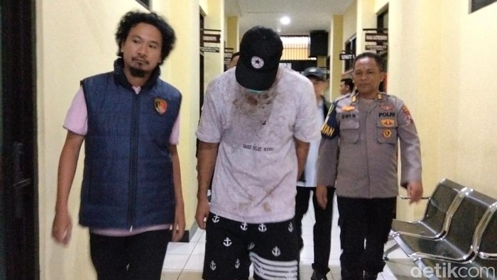 Seorang warga negara Iran diamankan di Polresta Magelang karena diduga terlibat pencurian uang di Pasar Muntilan Magelang, Selasa (9/6/2026).