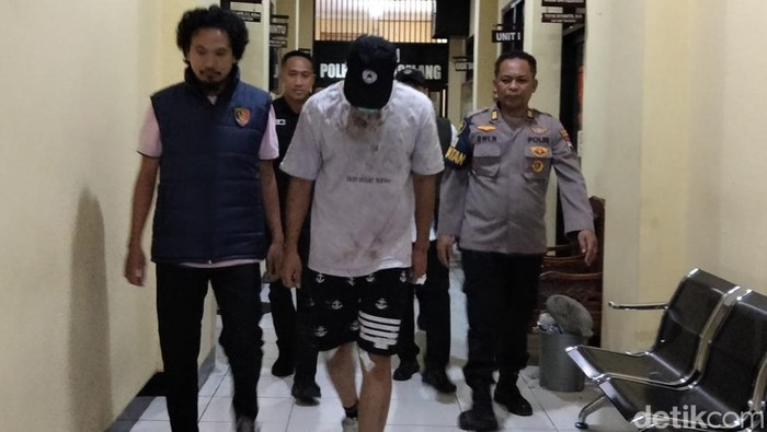 Seorang warga negara Iran diamankan di Polresta Magelang karena diduga terlibat pencurian uang di Pasar Muntilan Magelang, Selasa (9/6/2026).
