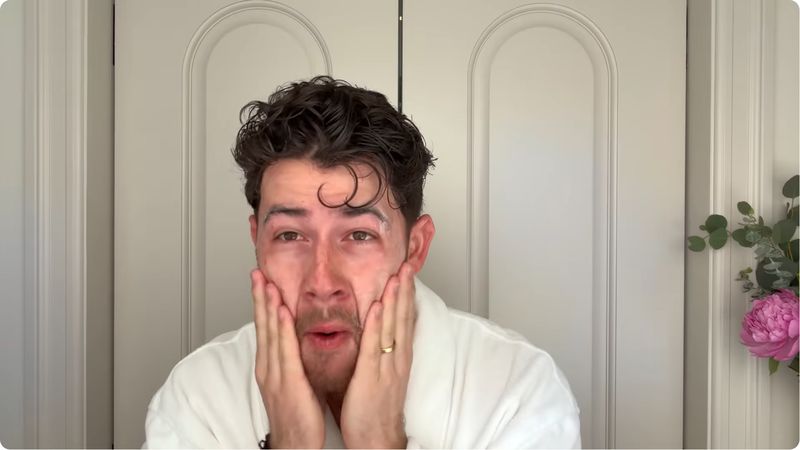 Skincare Routine Nick Jonas Skincare routine Nick Jonas, ada 9 tahap.