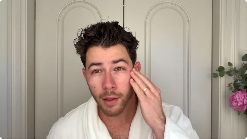 Skincare Routine Nick Jonas Skincare routine Nick Jonas, ada 9 tahap.