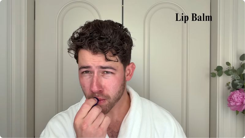 Skincare Routine Nick Jonas Skincare routine Nick Jonas, ada 9 tahap.