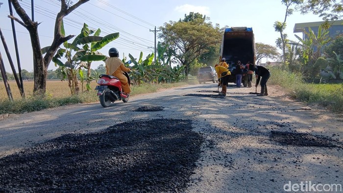 Suasana pananganan ruas jalan provinsi Randublatung-Cepu.