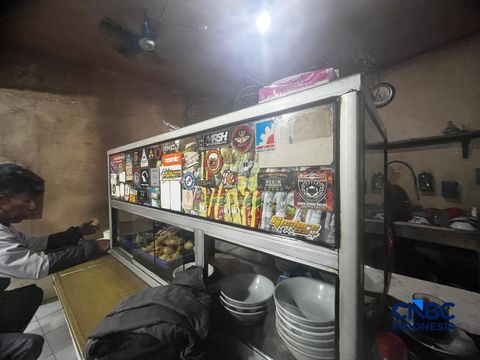 Suasana warung kopi nan telah berdagang selama 25 tahun di Ciputat, Tangerang Selatan, Selasa (9/6/2026). (CNBC Indonesia/Ferry Sandi)