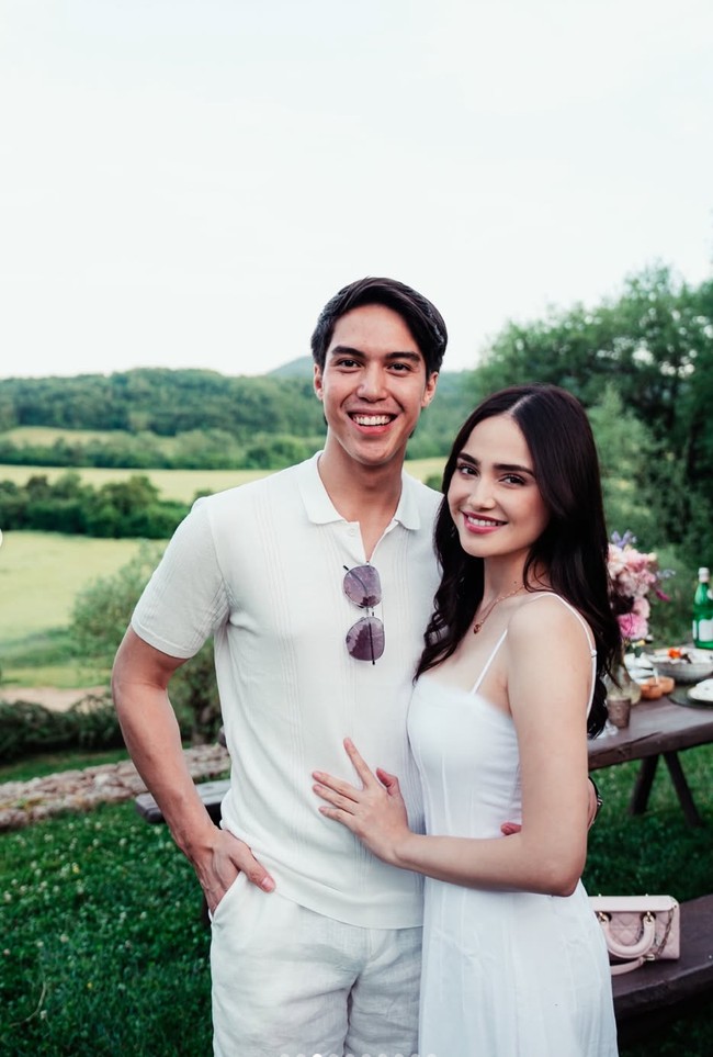 Syifa Hadju dan El Rumi diketahui tengah bertolak ke Italia untuk menghabiskan waktu bersama. Penampilan Syifa yang terlihat makin cantik memukau usai jadi istri pun tak kalah jadi sorotan. Foto: Instagram/@syifahadju