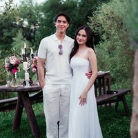 Saat dinner romantis merayakan ulang tahun El Rumi, Syifa tampil kenakan gaun putih simpel Rp 3,5 jutaan dari merek asal Australia, Meshki. Rambutnya hanya dibiarkan terurai. Perhiasan yang dikenakannya pun tampak minimalis, salah satunya kalung tipis berwarna rose gold yang melingkar di lehernya. Foto: Instagram/@syifahadju