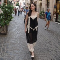 Penampilannya kembali memukau saat berjalan-jalan mengitari Roma. Gayanya terlihat elegan dengan setelan yang didominasi warna hitam beraksen lace krem. Diketahui busana yang dikenakan Syifa itu berasal dari merek Zimmermann. Atasannya dibanderol dengan harga sekitar Rp 12 juta, sementara celananya sekitar Rp 12,5 juta. Foto: Instagram/@syifahadju