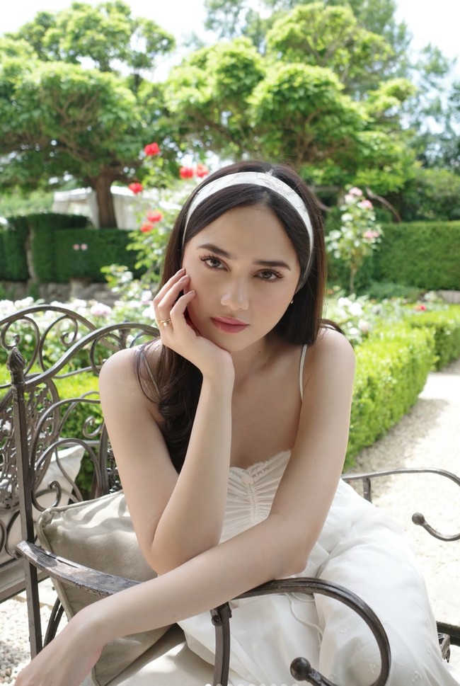 Penampilan Syifa terlihat cantik effortless dengan gaya simpel. Banyak yang turut memuji auranya yang semakin terpancar setelah resmi menjadi istri El Rumi. Foto: Instagram/@syifahadju