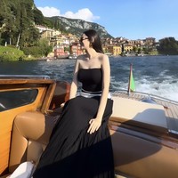Penampilan Syifa juga turut dibagikan sang suami ke Instagram Story. Kenakan knit maxi dress hitam, Syifa tampil elegan. Diketahui dress yang dikenakan Syifa itu berasal dari merek Meshki yang dibanderol dengan harga Rp 1,8 juta. Foto: Instagram/@elelrumi