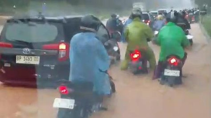 Tangkapan layar banjir di Jalan Ahmad Yani, depan Villa Panbil, Batam, Kepri. (dok. Istimewa)