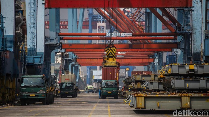 Tanjung Priok Tetap Sibuk di Tengah Tekanan Dolar, Harapan Ekspor Menguat Pekerja melakukan aktivitas bongkar muat peti kemas di Terminal 3 Ekspor Impor, Pelabuhan Tanjung Priok, Jakarta Utara, Selasa (9/6/2026). Kesibukan pelabuhan mencerminkan peran krusial perdagangan internasional dalam menopang perekonomian nasional.