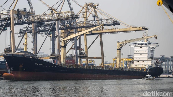 Tanjung Priok Tetap Sibuk di Tengah Tekanan Dolar, Harapan Ekspor Menguat Pekerja melakukan aktivitas bongkar muat peti kemas di Terminal 3 Ekspor Impor, Pelabuhan Tanjung Priok, Jakarta Utara, Selasa (9/6/2026). Kesibukan pelabuhan mencerminkan peran krusial perdagangan internasional dalam menopang perekonomian nasional.