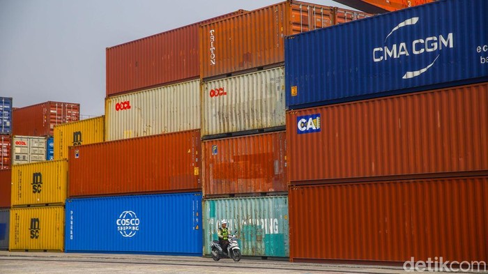Tanjung Priok Tetap Sibuk di Tengah Tekanan Dolar, Harapan Ekspor Menguat Pekerja melakukan aktivitas bongkar muat peti kemas di Terminal 3 Ekspor Impor, Pelabuhan Tanjung Priok, Jakarta Utara, Selasa (9/6/2026). Kesibukan pelabuhan mencerminkan peran krusial perdagangan internasional dalam menopang perekonomian nasional.