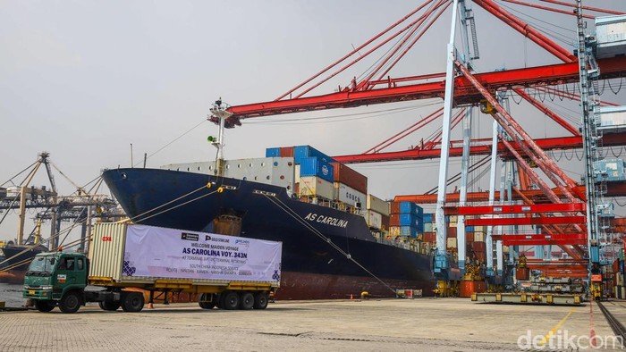 Tanjung Priok Tetap Sibuk di Tengah Tekanan Dolar, Harapan Ekspor Menguat Pekerja melakukan aktivitas bongkar muat peti kemas di Terminal 3 Ekspor Impor, Pelabuhan Tanjung Priok, Jakarta Utara, Selasa (9/6/2026). Kesibukan pelabuhan mencerminkan peran krusial perdagangan internasional dalam menopang perekonomian nasional.