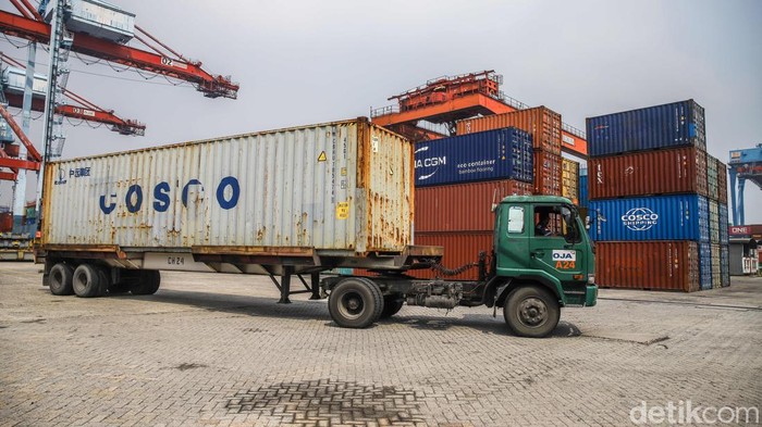 Tanjung Priok Tetap Sibuk di Tengah Tekanan Dolar, Harapan Ekspor Menguat Pekerja melakukan aktivitas bongkar muat peti kemas di Terminal 3 Ekspor Impor, Pelabuhan Tanjung Priok, Jakarta Utara, Selasa (9/6/2026). Kesibukan pelabuhan mencerminkan peran krusial perdagangan internasional dalam menopang perekonomian nasional.