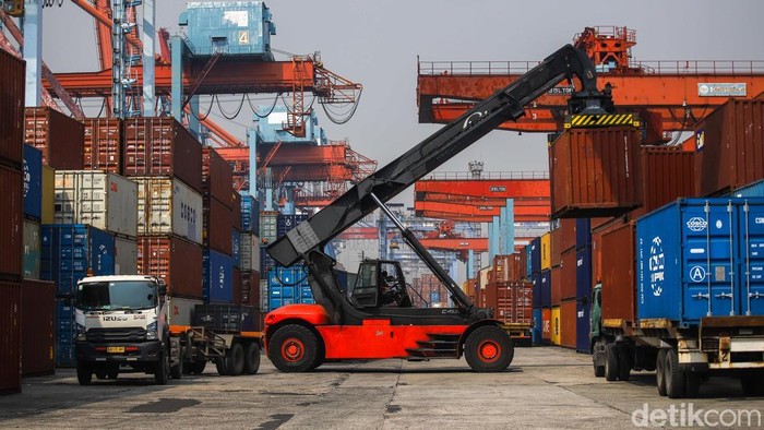 Tanjung Priok Tetap Sibuk di Tengah Tekanan Dolar, Harapan Ekspor Menguat Pekerja melakukan aktivitas bongkar muat peti kemas di Terminal 3 Ekspor Impor, Pelabuhan Tanjung Priok, Jakarta Utara, Selasa (9/6/2026). Kesibukan pelabuhan mencerminkan peran krusial perdagangan internasional dalam menopang perekonomian nasional.