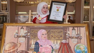 Lukisan Cokelat Buatan Tasyi Athasyia Diganjar Piagam MURI