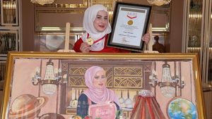 Lukisan Cokelat Buatan Tasyi Athasyia Diganjar Piagam MURI