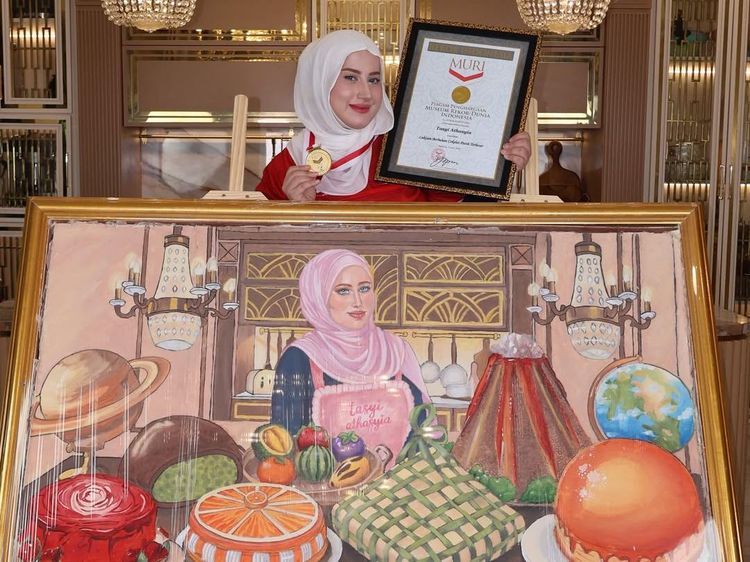 Lukisan Cokelat Buatan Tasyi Athasyia Diganjar Piagam MURI